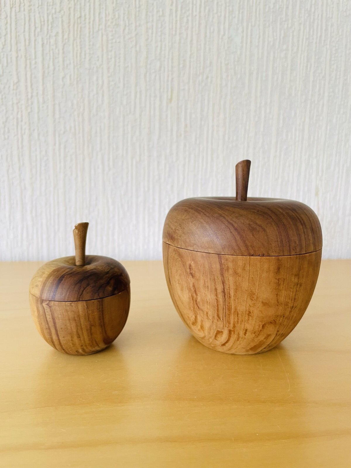 古道具　リンゴ型　小物入れ　天然木　置物　インテリア　工芸品　美術品　A1172 古道具 リンゴ型 小物入れ 天然木 置物 インテリア 工芸品 美術品 A1172