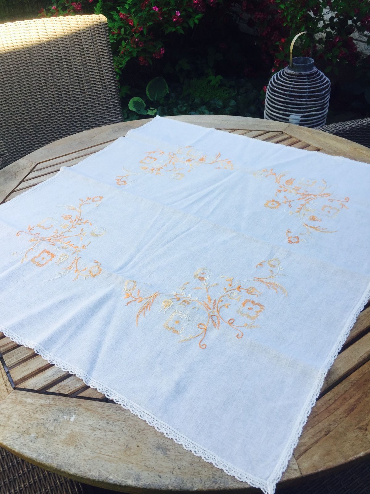 色糸毛糸手刺繍　混紡リネン　大判　テーブルクロス 色糸毛糸手刺繍 混紡リネン 大判 テーブルクロス