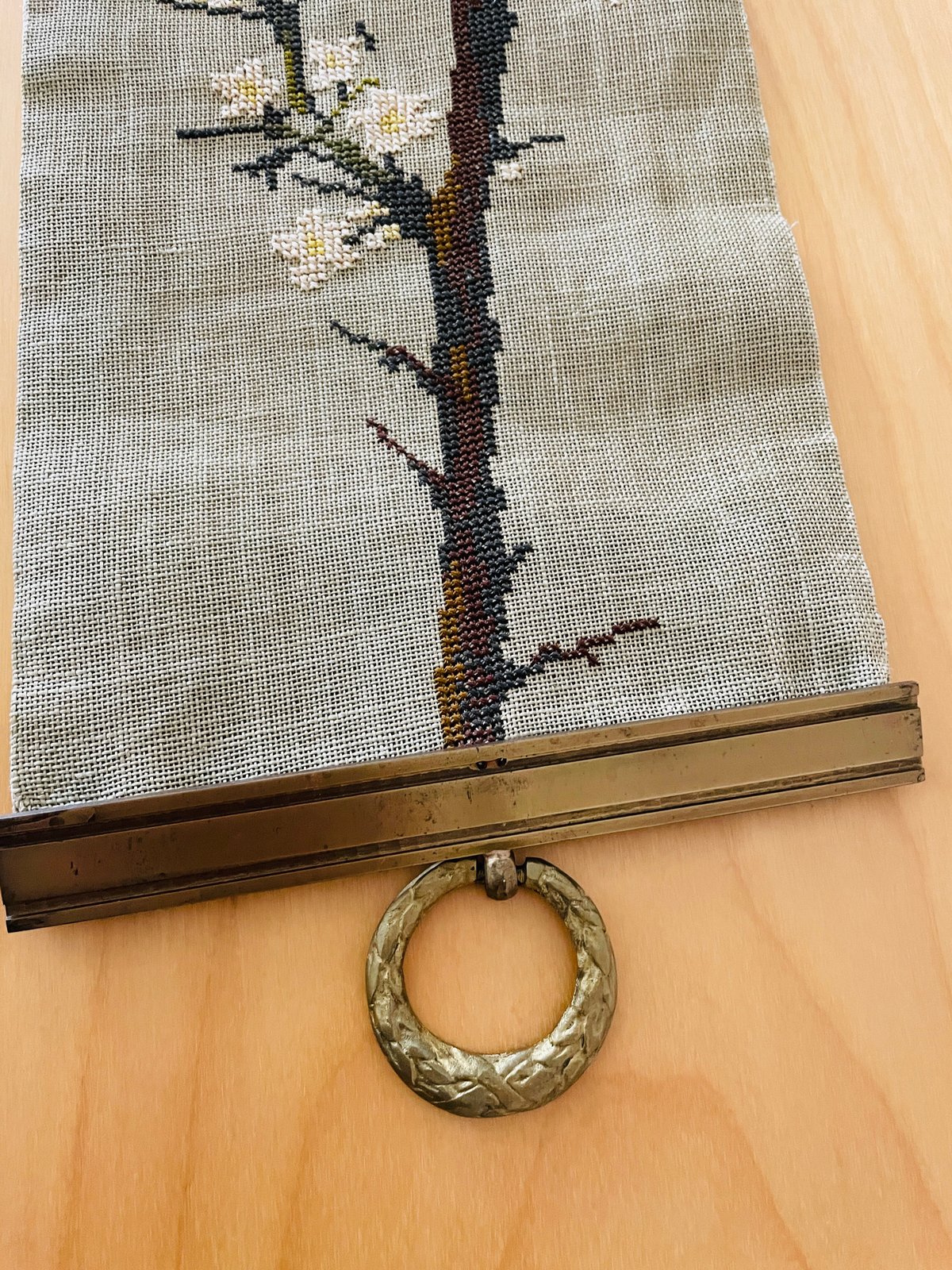 北欧刺繍のタペストリー/野鳥と梅の花/Mässing/メッシングの止め 北欧刺繍のタペストリー/野鳥と梅の花/Mässing/メッシングの止め