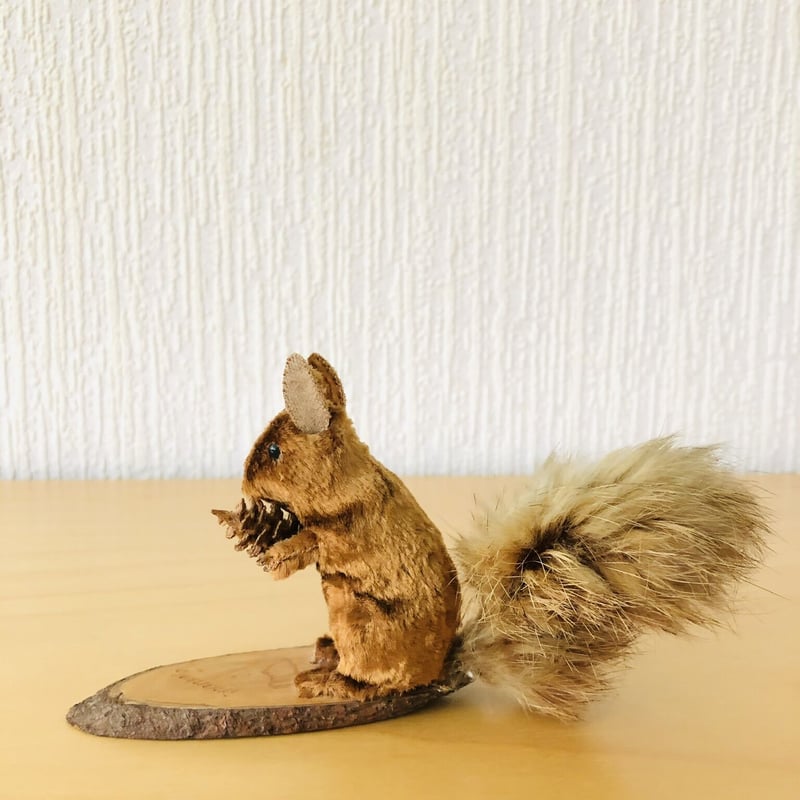 *old pottery animal ❀ふんわりしっぽ グレーの リスさん A old pottery animal ❀ふんわりしっぽ グレーの リスさん - メルカリ