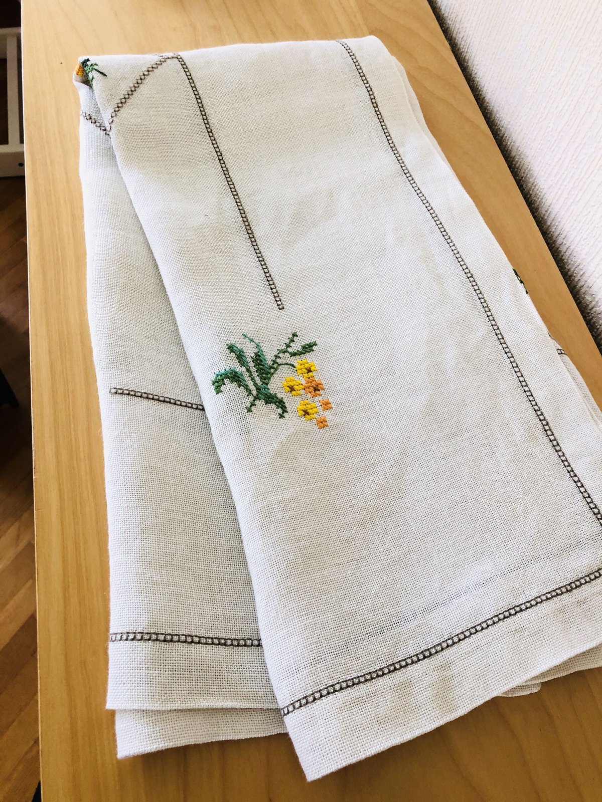 刺繍のテーブルクロス/リネン地