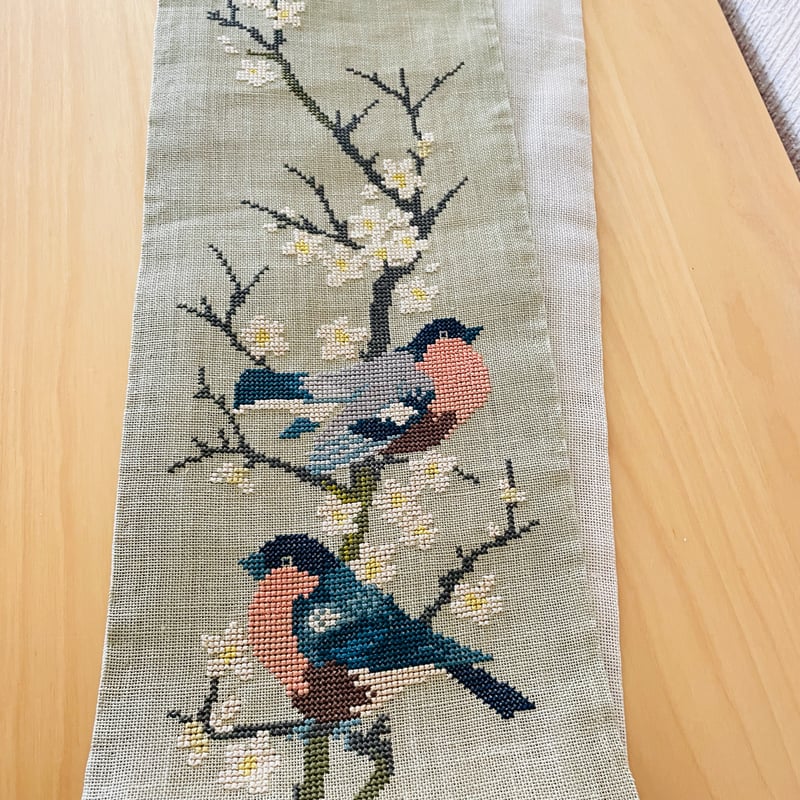 北欧刺繍のタペストリー/野鳥と梅の花/Mässing/メッシングの止め金 