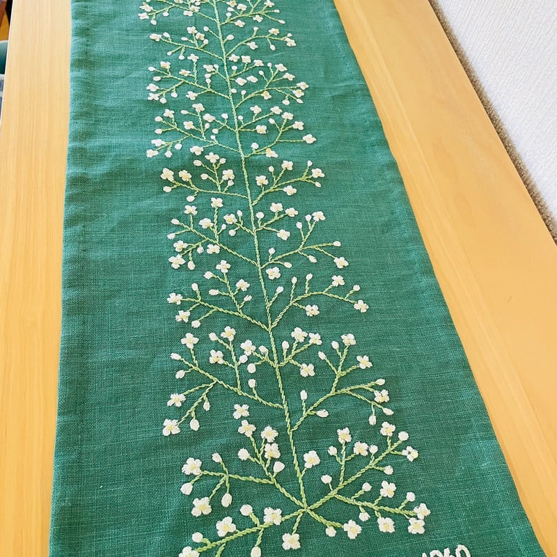 北欧ヴィンテージ/北欧刺繍のテーブルクロス/グリーンx白い小花 北欧ヴィンテージ/北欧刺繍のテーブルクロス/グリーンx白い小花