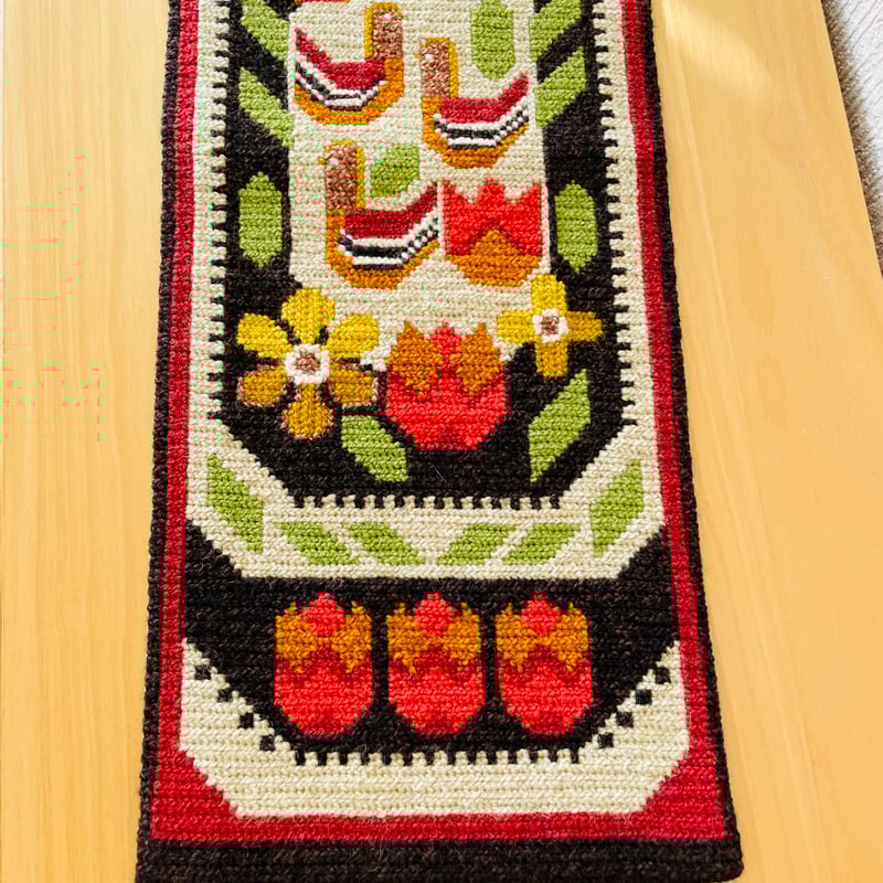 北欧伝統手工芸品/トヴィスト刺繍/タペストリー/小鳥とお花柄 北欧伝統手工芸品/トヴィスト刺繍/タペストリー/小鳥とお花柄