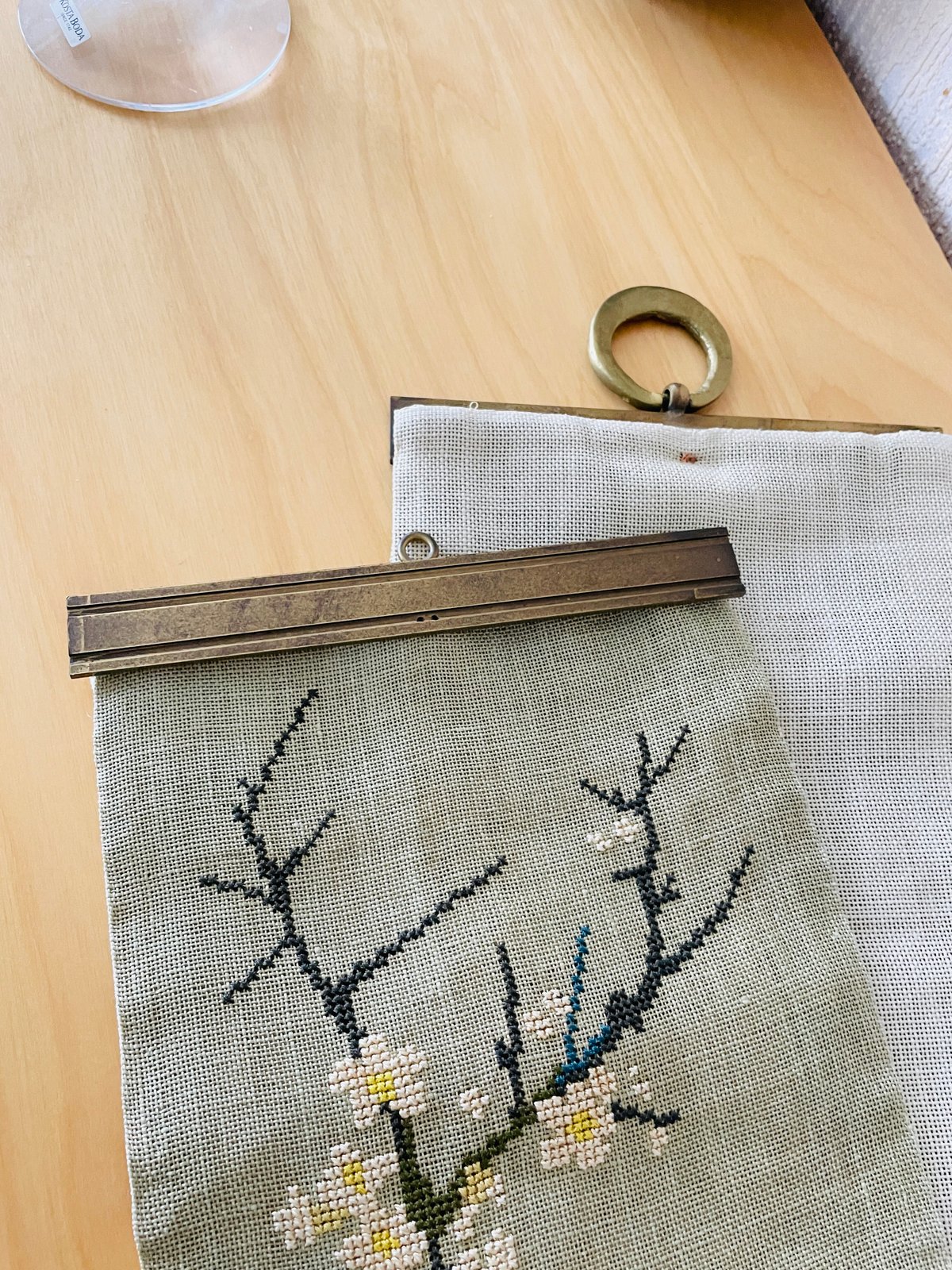 北欧刺繍のタペストリー/野鳥と梅の花/Mässing/メッシングの止め 北欧刺繍のタペストリー/野鳥と梅の花/Mässing/メッシングの止め