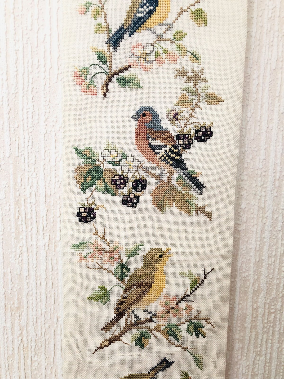 北欧刺繍のタペストリー/野鳥とお花と木の実/Mässing/メッシングの止め金/ロング