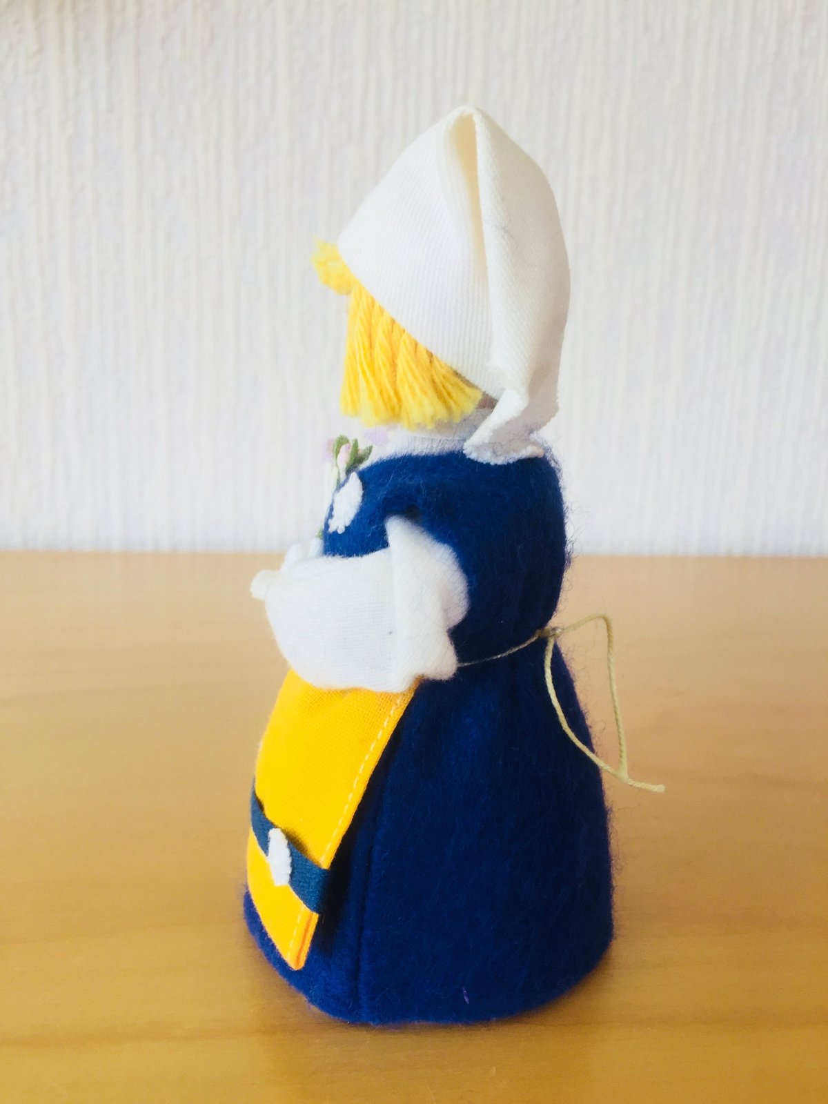 Hemslöjd/スウェーデンの民族衣装を着た女の子/木製ハンドメイド人形