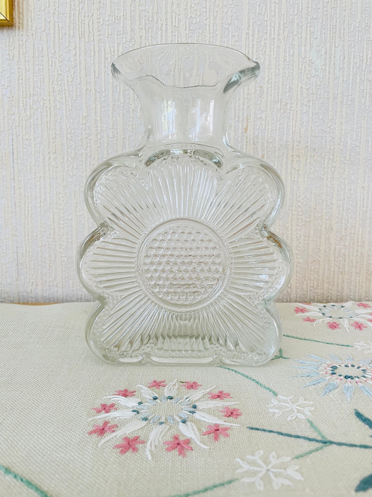 北欧ヴィンテージ/刺繍/テーブルクロス/リネン地/大判/110cm x 北欧ヴィンテージ/刺繍/テーブルクロス/リネン地/大判/110cm x