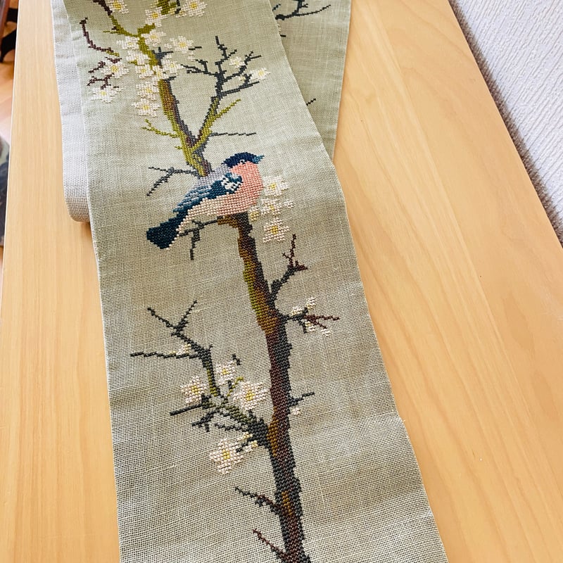 北欧刺繍のタペストリー/野鳥と梅の花/Mässing/メッシングの止め 北欧刺繍のタペストリー/野鳥と梅の花/Mässing/メッシングの止め