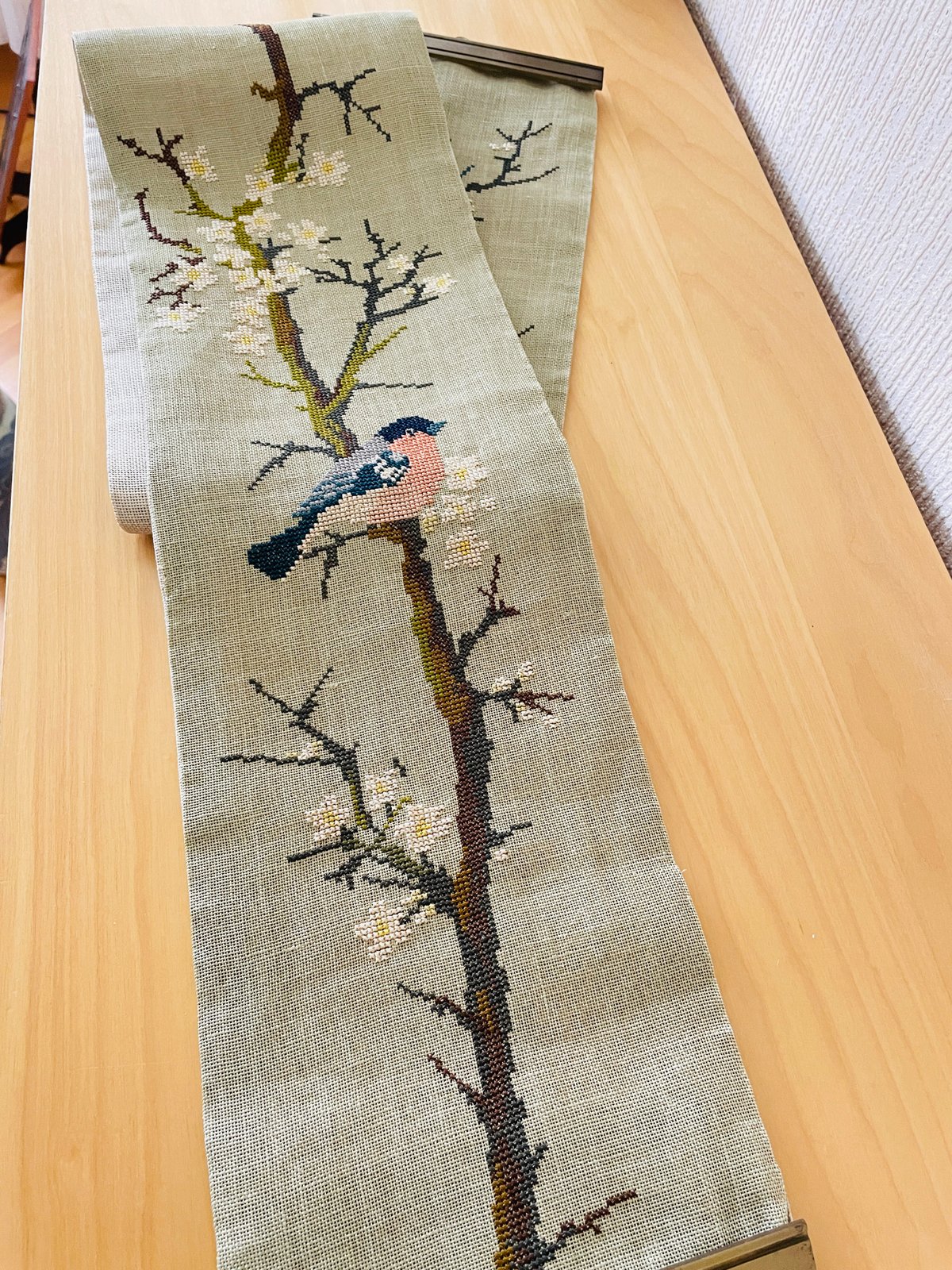 北欧刺繍のタペストリー/野鳥と梅の花/Mässing/メッシングの止め 北欧刺繍のタペストリー/野鳥と梅の花/Mässing/メッシングの止め
