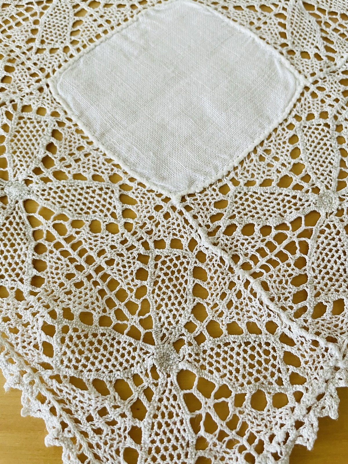 北欧刺繍のクッション/ヴィンテージレースのドイリーのセット 北欧刺繍のクッション/ヴィンテージレースのドイリーのセット