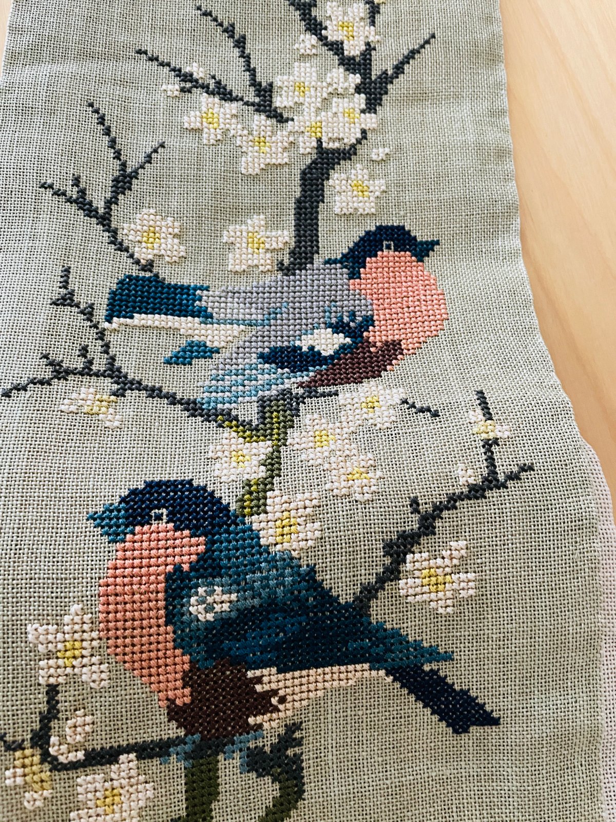 北欧刺繍のタペストリー/野鳥と梅の花/Mässing/メッシングの止め 北欧刺繍のタペストリー/野鳥と梅の花/Mässing/メッシングの止め