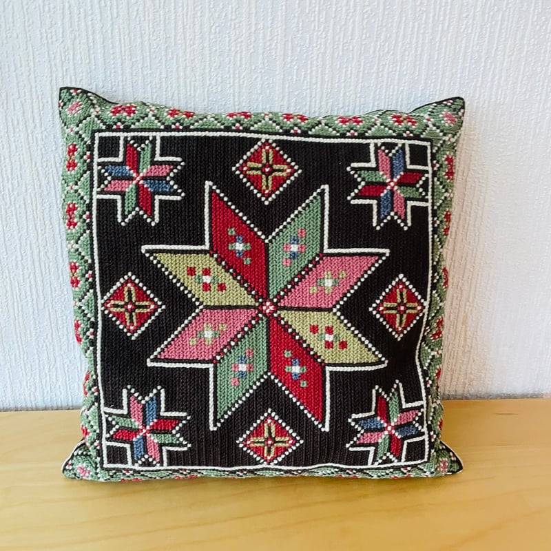 北欧ヴィンテージ/トヴィスト刺繍/ハンドメイドクッション/34cm x 34cm 
