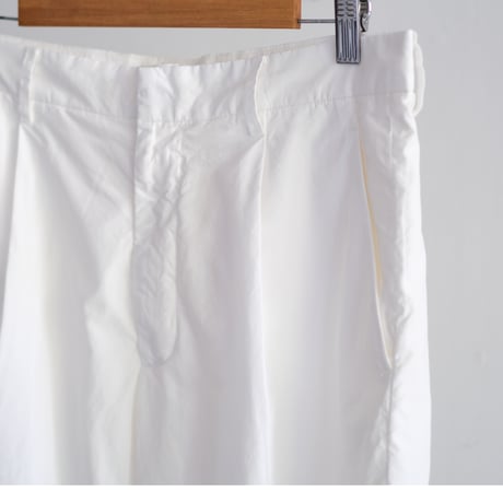 AURALEE / GARMENT-DYED FINX SHUTTLE WEATHER ONE-TUCK SLACKS（Men's / White））