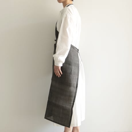 石井すみ子/手織り苧麻布エプロン（墨染め濃）