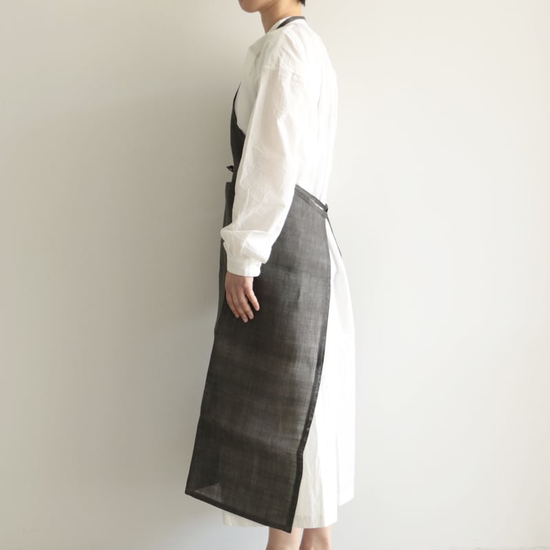 石井すみ子暮らしのデザイン室/手織り苧麻布エプロン(墨染め濃 石井すみ子暮らしのデザイン室/手織り苧麻布エプロン(墨染め濃