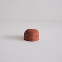 秀野真希 / 小さな丸蓋物（赤土）