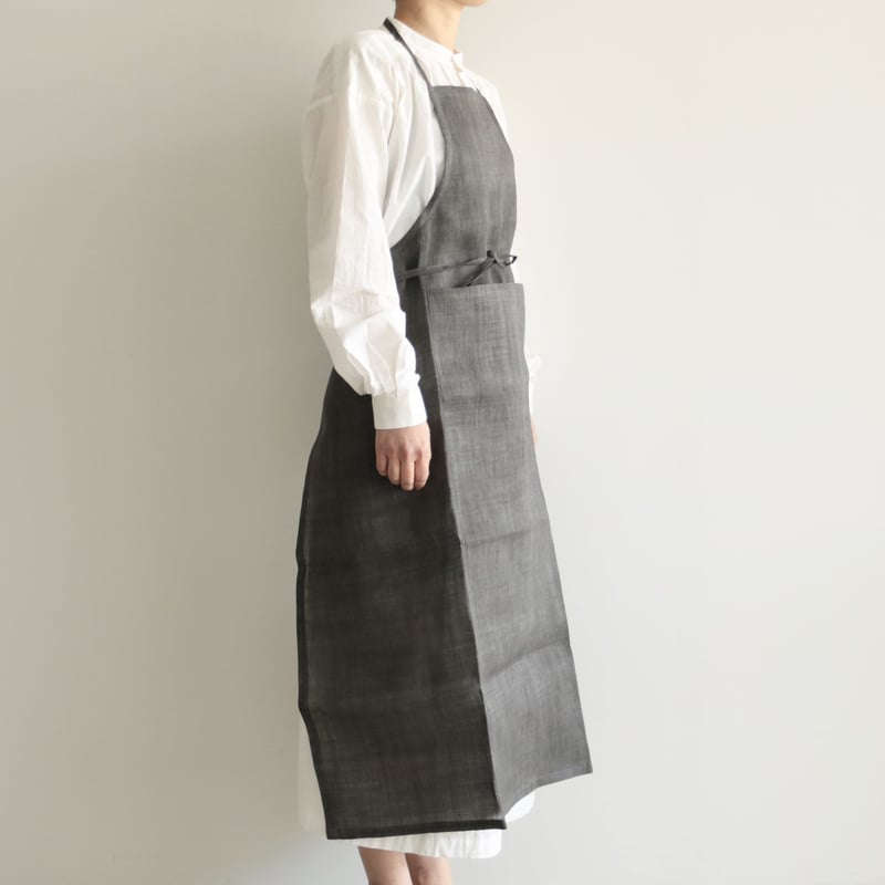 石井すみ子暮らしのデザイン室/手織り苧麻布エプロン(墨染め濃 石井すみ子暮らしのデザイン室/手織り苧麻布エプロン(墨染め濃