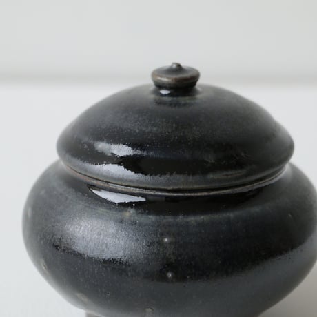 田谷直子 / 蓋付き壺（黒瑠璃）