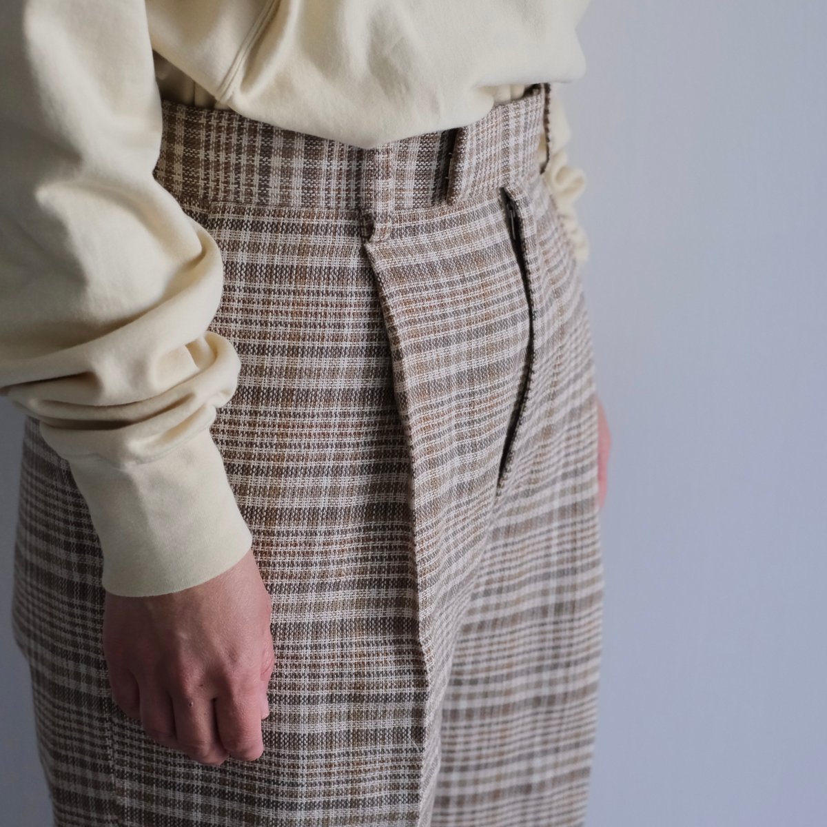 AURALEE / SILK LINEN NEP CHECK ONE-TUCK SLACKS（
