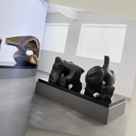 LATE LARGE FORMS / Henry Moore