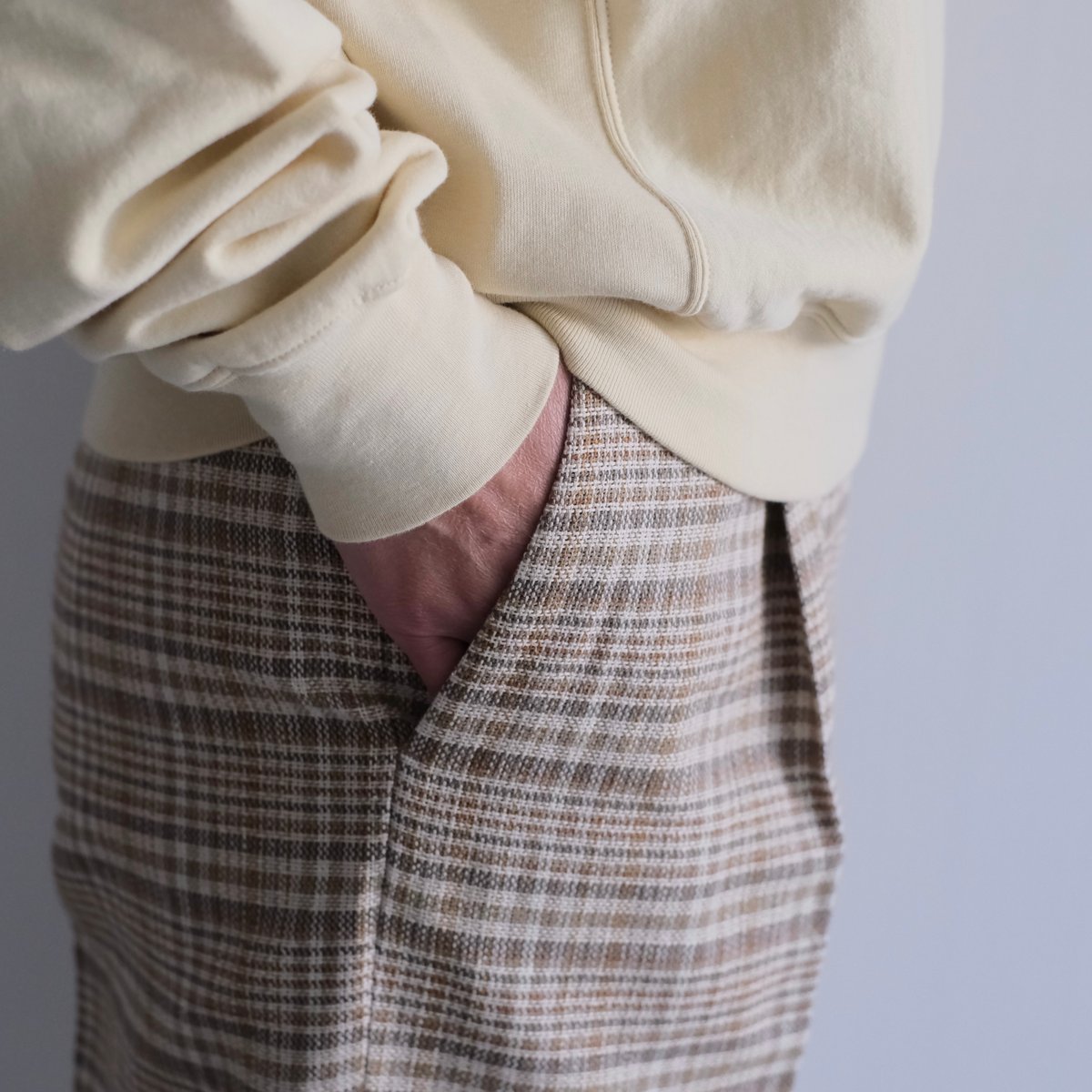 AURALEE / SILK LINEN NEP CHECK ONE-TUCK SLACKS（