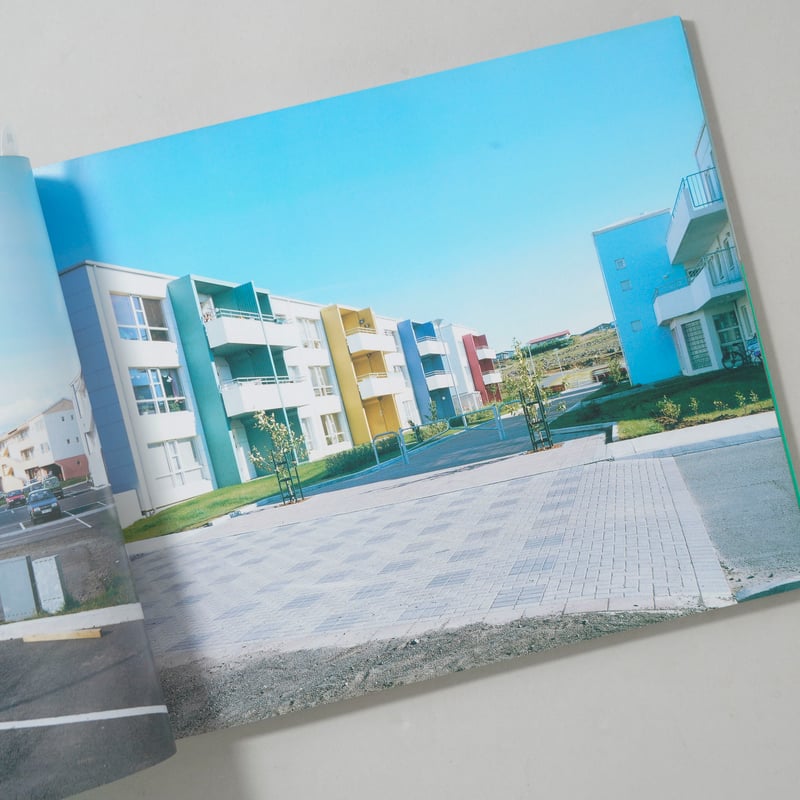 Hyper Ballad: Icelandic Suburban Landscapes / ホ