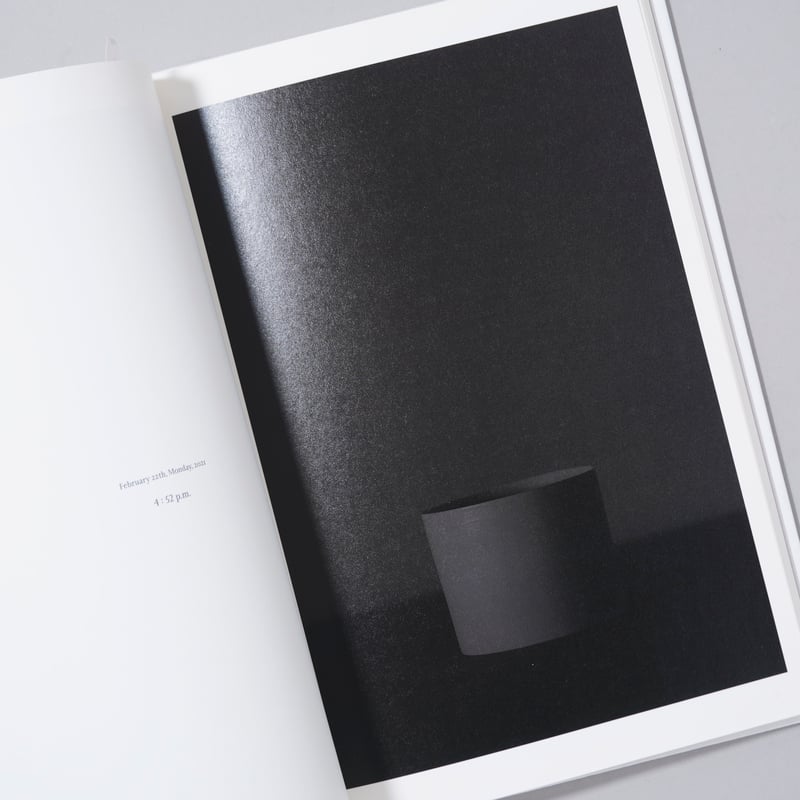 A day in February with light 黒田泰蔵 白磁 円筒 梅瓶 / 写真