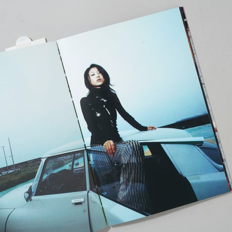 Car girl / 篠山紀信(Kishin Shinoyama)