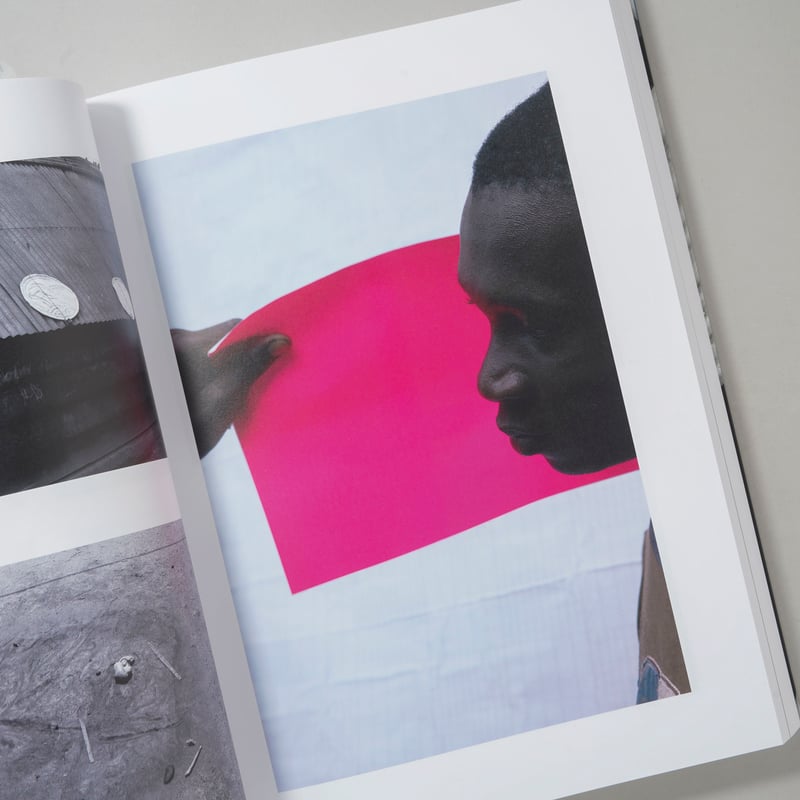 PHOSPHOR / Viviane Sassen(ヴィヴィアン・サッセン) | bookob