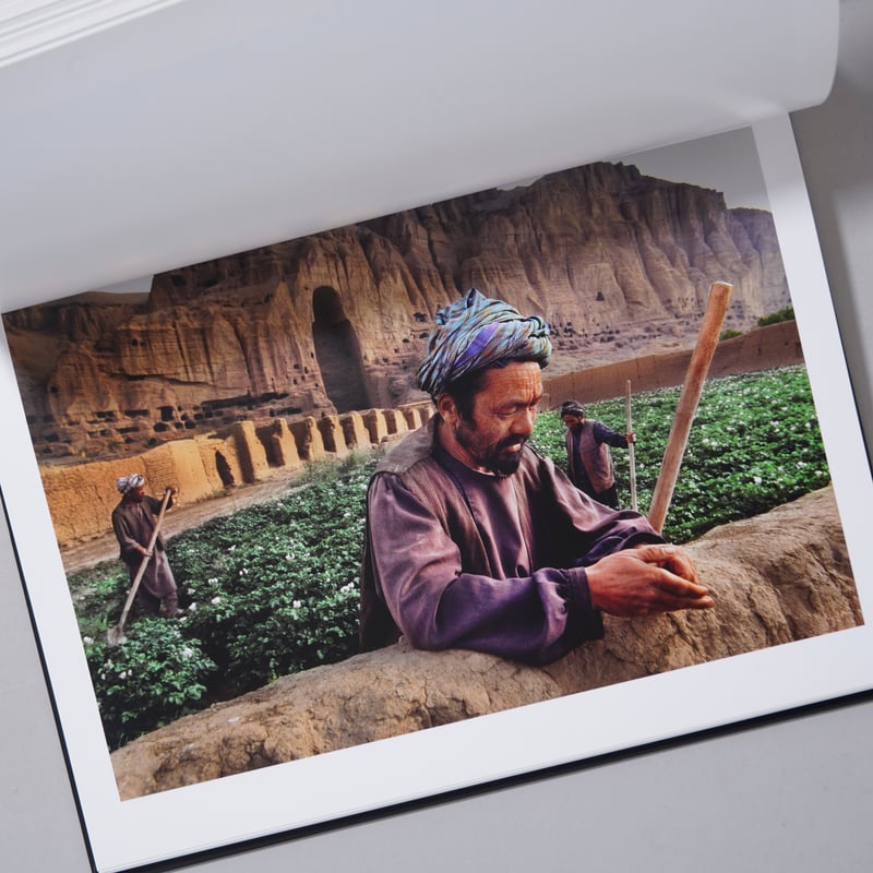スティーブ・マッカリー A Life in Pictures (洋書) Steve McCurry: A Life in Pictures - Steve McCurry | moom bookshop