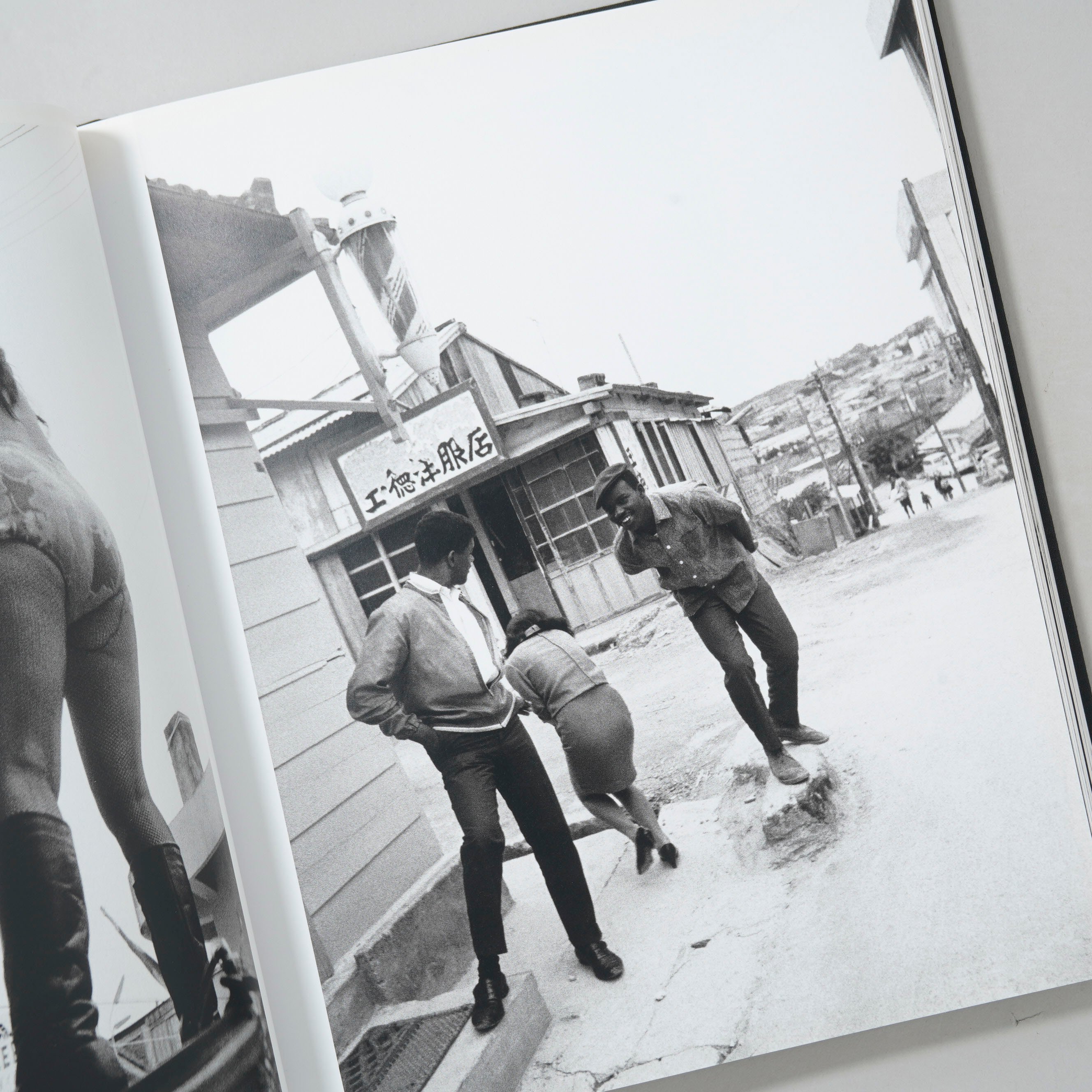 CHEWING GUM AND CHOCOLATE / 東松照明(Shomei Tomatsu