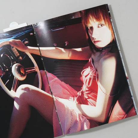 Car girl / 篠山紀信(Kishin Shinoyama)