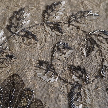 fragment de robe brodé des perles