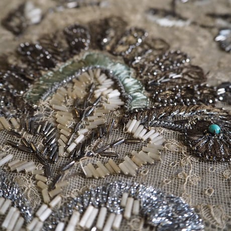 fragment de robe brodé des perles