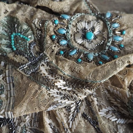 fragment de robe brodé des perles