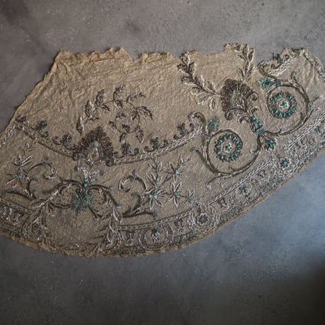 fragment de robe brodé des perles