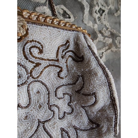 un sac brodé de perles