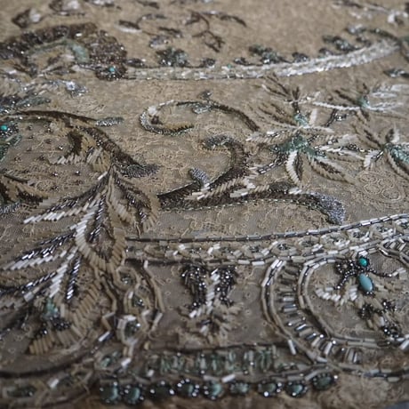 fragment de robe brodé des perles