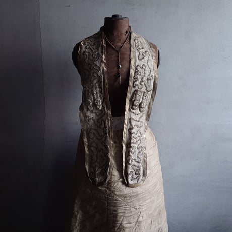 ﾒﾀﾙ刺繍の麗しい装身具