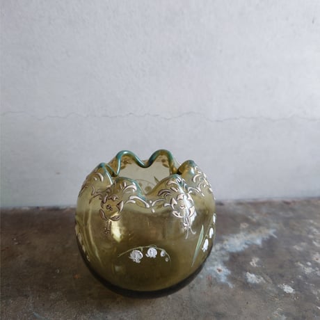 un vase  à fleurs