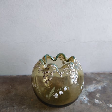 un vase  à fleurs