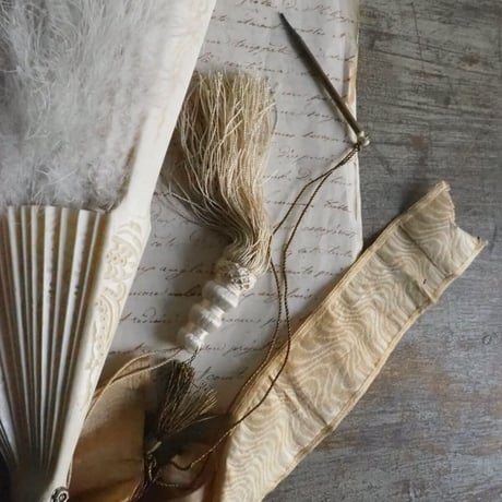 Éventail en plumes