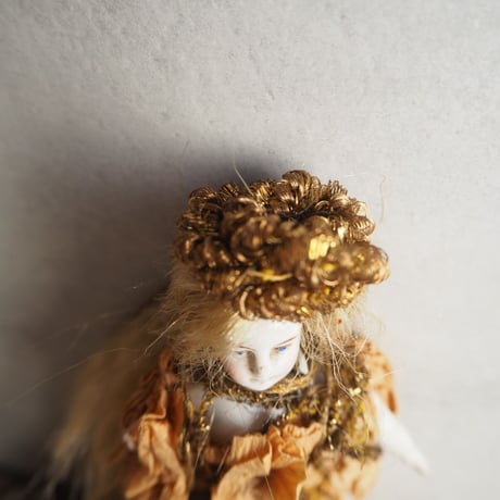 Poupée dans une robe en papier