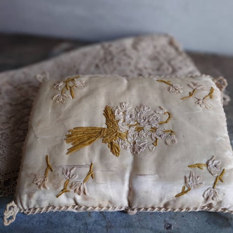 ﾘﾎﾞﾝ刺繍のﾊﾝｷｰｹｰｽ