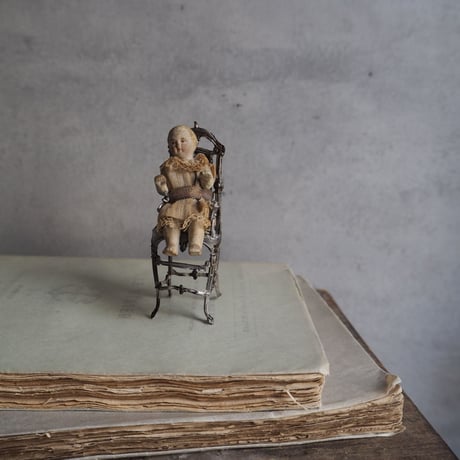 un petit  bébé