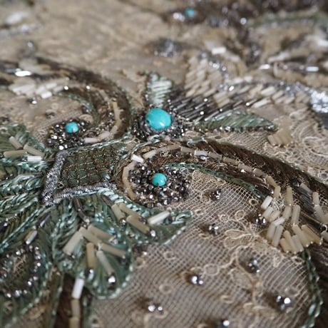 fragment de robe brodé des perles