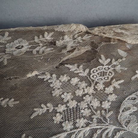 ﾐﾙｸﾃｨｰ色のtulle brodé  fleurs B