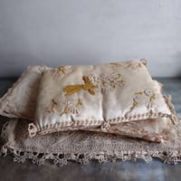 ﾘﾎﾞﾝ刺繍のﾊﾝｷｰｹｰｽ