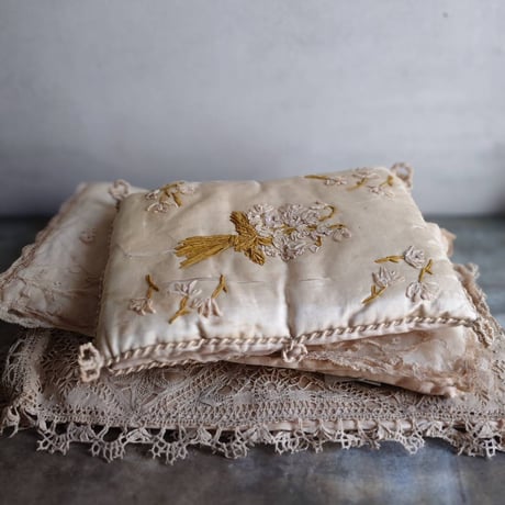 ﾘﾎﾞﾝ刺繍のﾊﾝｷｰｹｰｽ